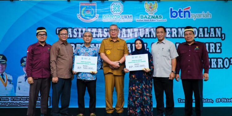 Wali Kota Tangsel Dorong Pelaku UMKM Naik Kelas, Serahkan Bantuan Modal dan Fasilitasi Sertifikasi Halal