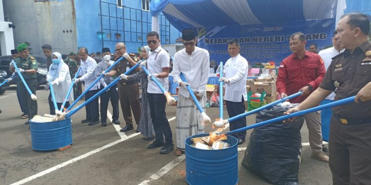 Kejari Serang Musnahkan Ribuan Barang Bukti dari 133 Perkara Inkracht