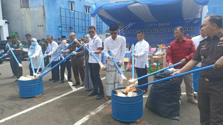 Kejari Serang Musnahkan Ribuan Barang Bukti dari 133 Perkara Inkracht