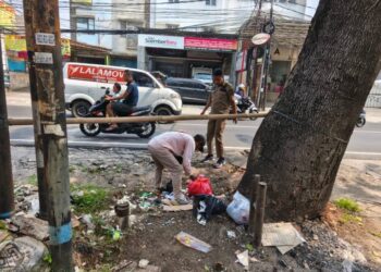 Trantib Karang Tengah Tertibkan Spanduk Liar di Jalan KH. Hasyim Ashari