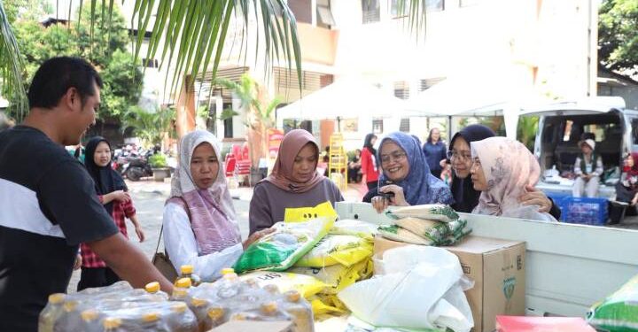 Gampang Sembako On The Road Diserbu Warga, Harga Jauh di Bawah Pasaran