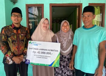 Kepala Desa Sindangheula Serahkan Santunan BPJS Ketenagakerjaan Senilai Rp42 Juta