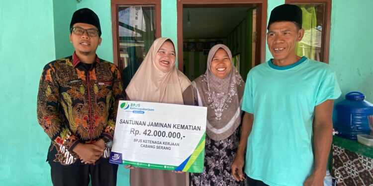 Kepala Desa Sindangheula Serahkan Santunan BPJS Ketenagakerjaan Senilai Rp42 Juta