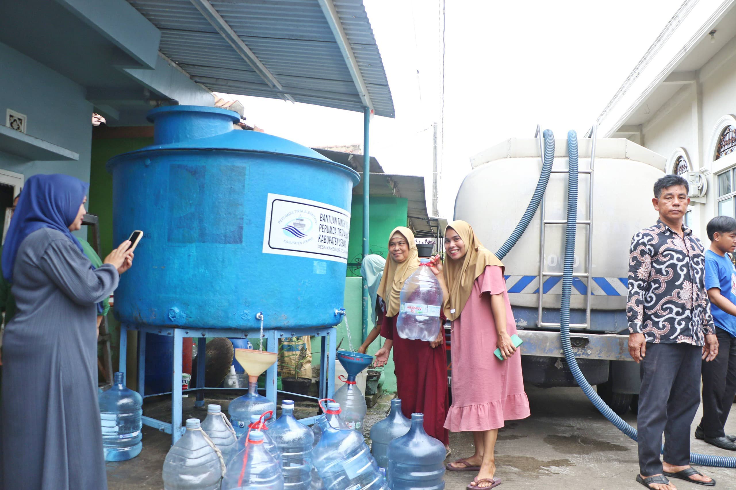 Perumda Tirta Albantani Salurkan Bantuan Air Bersih ke Desa Nambo Ilir