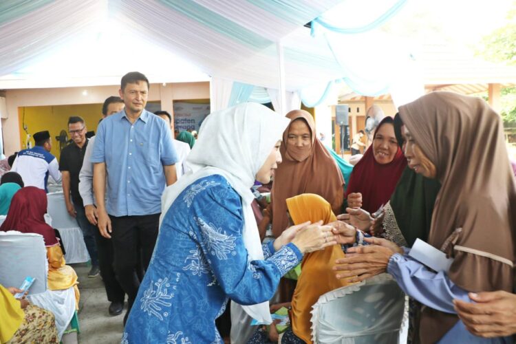 Bupati Serang Bagikan 1.000 Paket Sembako dan Bantuan Rutilahu di Pabuaran