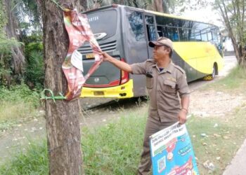 Tramtib Kecamatan Larangan Lakukan Operasi Penertiban Spanduk Liar