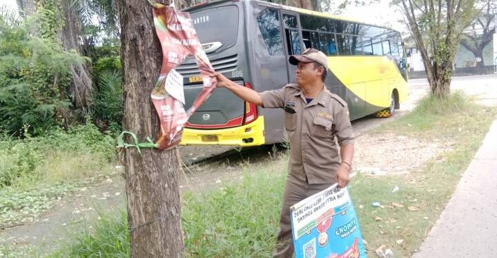Tramtib Kecamatan Larangan Lakukan Operasi Penertiban Spanduk Liar