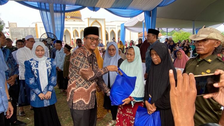 Bupati Serang Salurkan 500 Paket Sembako di Desa Sindangheula, Dorong Wisata Bendungan Jadi Sumber Ekonomi Warga