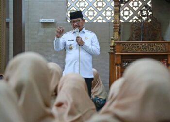 Wali Kota Tangerang Ajak Ibu-Ibu Majelis Taklim Teladani Rasulullah Lewat Aksi Peduli Lingkungan