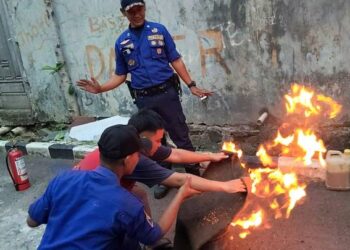 Petugas Damkar Latih Pekerja Difabel di UMKM Manisss Food Tangani Kebakaran, Gunakan Bahasa Isyarat!