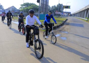 Wali Kota Tangerang Gowes ke Kantor, Tegur Warga Pembakar Sampah di Tengah Perjalanan!