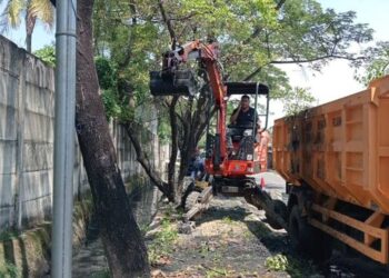 Cegah Genangan, Pemkot Tangerang Gerak Cepat Normalisasi Saluran Air di Jalan Arya Kemuning Periuk