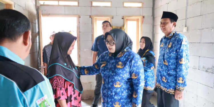 Wabup Intan Tinjau Program Bedah Rumah di Kemiri, Harap Tahun Depan Capai 100 Unit