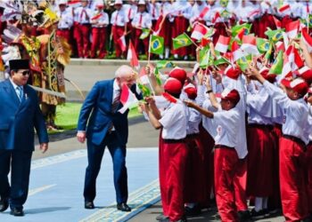 Presiden Brasil Lula Disambut Meriah Ribuan Pelajar di Monas