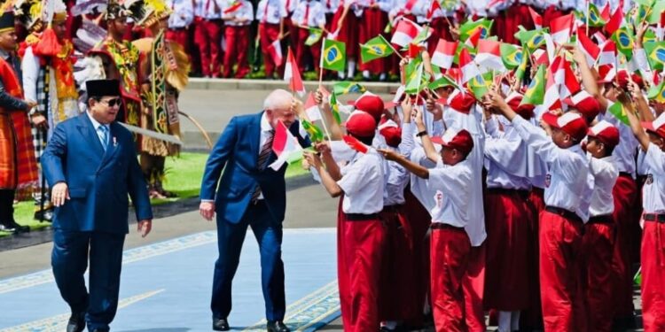 Presiden Brasil Lula Disambut Meriah Ribuan Pelajar di Monas