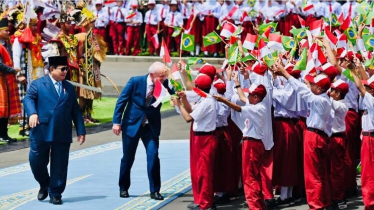 Presiden Brasil Lula Disambut Meriah Ribuan Pelajar di Monas