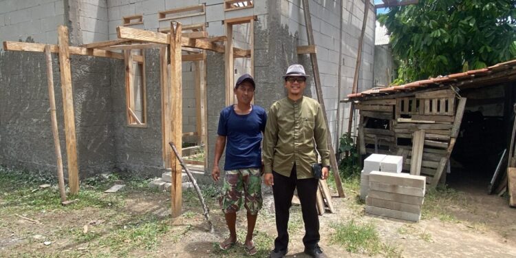 Kepala Desa Sindangheula Tinjau Pembangunan Rumah Tidak Layak Huni
