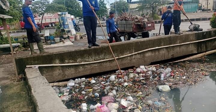Antisipasi Musim Hujan, Kecamatan Benda Normalisasi Drainase di Jalan Husein Sastranegara