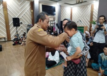 Peringati HUT ke-2, Forum Wartawan Banten Santuni 100 Anak Yatim — Kadis Kominfo: “FWB Mitra Penting Pemerintah dalam Membangun Kota Serang”