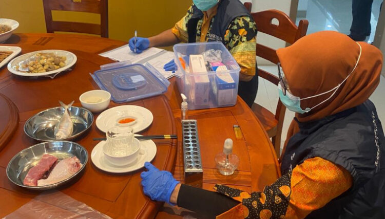 Pemeriksaan Sampel Makanan dan Minuman di Resto Hu Wanie Lo PIK II, Pastikan Keamanan Pangan