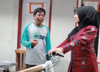 Bunda PAUD Kota Serang Serahkan Bantuan Sepeda untuk Tenaga Kebersihan Disdukcapil