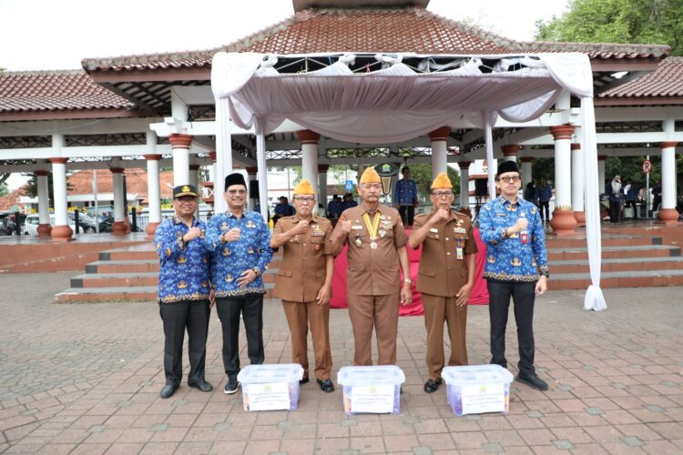 Pemkot Serang Salurkan Bantuan Sembako untuk Veteran di Hari Pahlawan