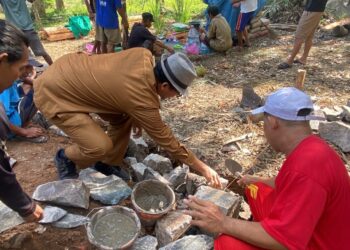 Kades Sindangheula Letakkan Batu Pertama Program Bedah Rumah Bantuan Baznas Kabupaten Serang