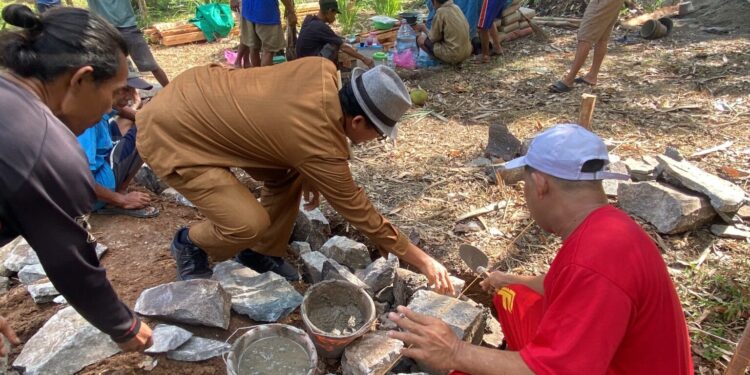 Kades Sindangheula Letakkan Batu Pertama Program Bedah Rumah Bantuan Baznas Kabupaten Serang