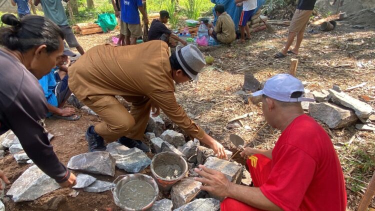Kades Sindangheula Letakkan Batu Pertama Program Bedah Rumah Bantuan Baznas Kabupaten Serang