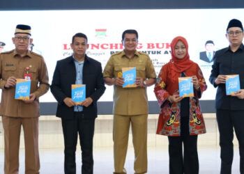 Bupati Tangerang Luncurkan Buku “Catatan Pinggir Pesan untuk Ayah” Karya Subandi Musbah