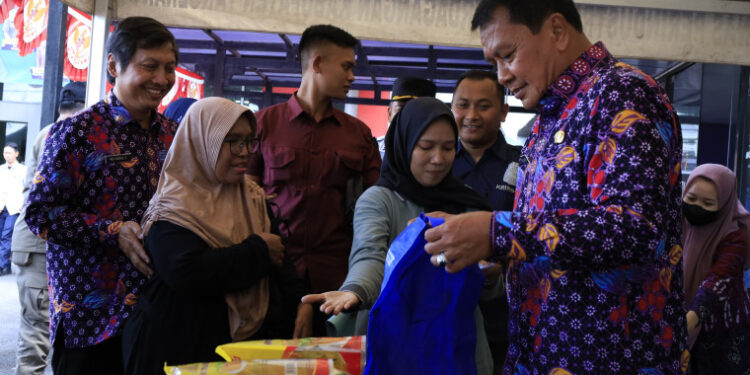 Bupati Tangerang Buka Warung Tekan Inflasi, Harga Bahan Pokok Turun Drastis