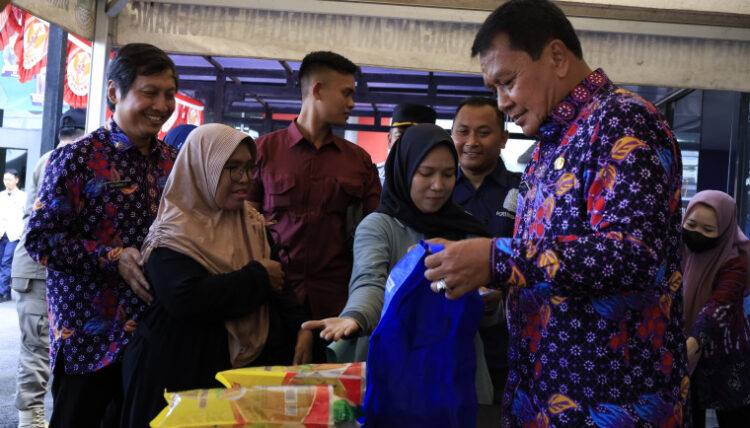 Bupati Tangerang Buka Warung Tekan Inflasi, Harga Bahan Pokok Turun Drastis
