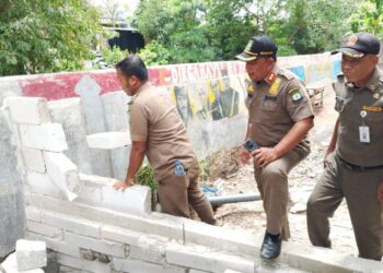 Pemkot Tangerang Tertibkan Bangunan Liar di Bantaran Kali Batuceper