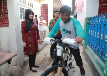 Arfina Rustandi Sambangi Lorong Sumar Maja, Berikan Bantuan kepada Keluarga Pak Usman