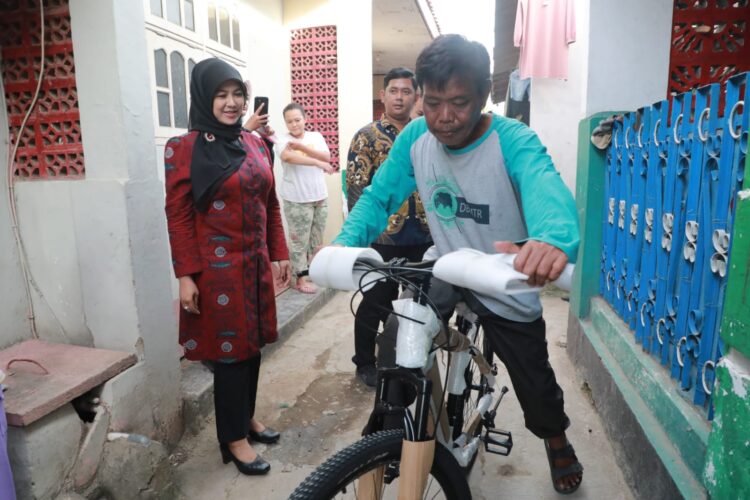 Arfina Rustandi Sambangi Lorong Sumar Maja, Berikan Bantuan kepada Keluarga Pak Usman