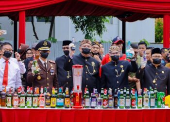 Pemkot Tangsel Musnahkan 13.970 Botol Miras Ilegal, Benyamin Tegaskan Penegakan Perda Tanpa Kompromi