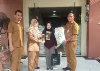 Pemkot Tangerang Salurkan 189 Ton Beras dan 37 Ribu Liter Minyak Goreng untuk 9.488 Keluarga di Neglasari