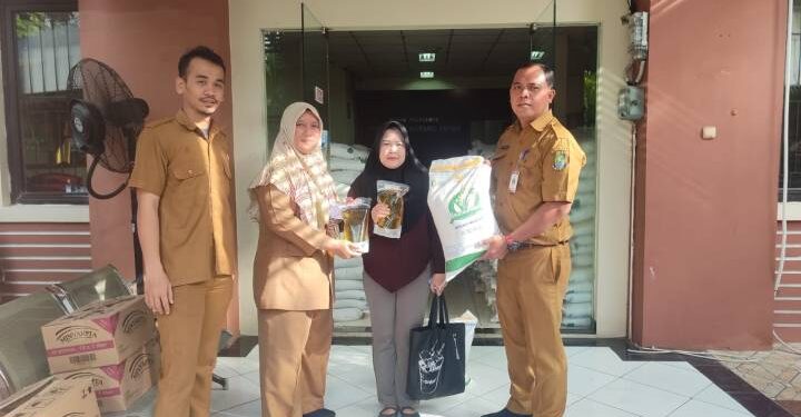 Pemkot Tangerang Salurkan 189 Ton Beras dan 37 Ribu Liter Minyak Goreng untuk 9.488 Keluarga di Neglasari