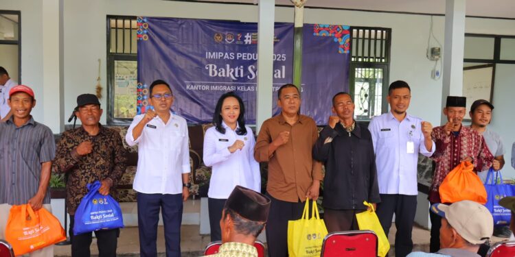 Imigrasi Serang Gelar Bakti Sosial Bagikan 200 Paket Sembako untuk Petani di Kota Serang