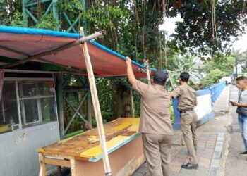 Tegakkan Aturan, Petugas Trantib Batuceper Bongkar Bangunan Liar di Kawasan Jembatan Ampera