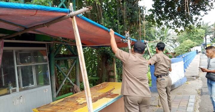 Tegakkan Aturan, Petugas Trantib Batuceper Bongkar Bangunan Liar di Kawasan Jembatan Ampera