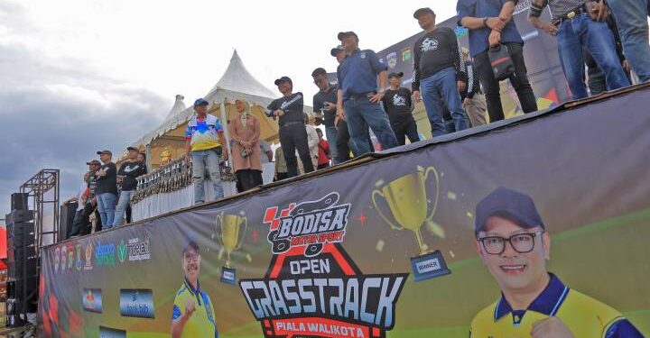 Wali Kota Tangerang Jajal Lintasan! Kejurnas Grasstrack Motorcross 2025 Ditutup Meriah di Sirkuit Selapajang