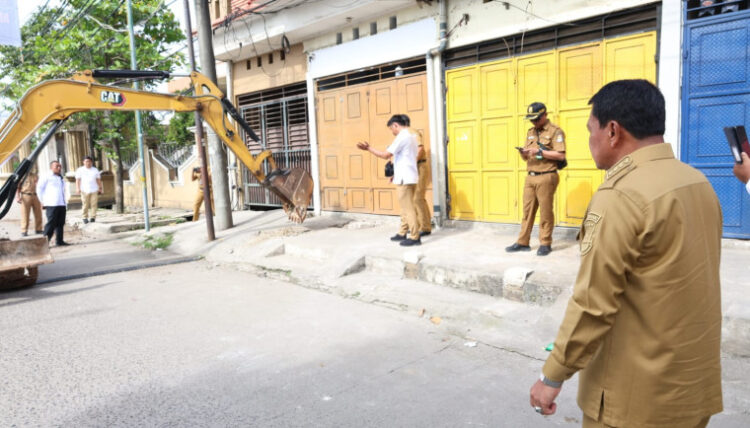 Bupati Maesyal Rasyid Turun Tangan Bongkar Bangunan di Atas Gorong-gorong, Warga Villa Tangerang Elok Ikut Bergerak