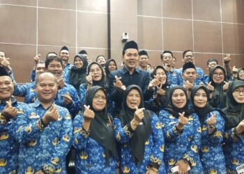 Seklur di Enam Kecamatan Kota Serang Terima Penghargaan atas Kekompakan di Rapat Paripurna DPRD