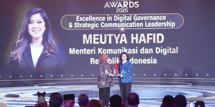 Menkomdigi Meutya Hafid Raih Penghargaan Excellence in Digital Governance di CNN Indonesia Awards 2025