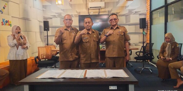 Sertijab Sekdis Kominfo Kota Serang, H. Sudirman Serahkan Jabatan kepada Herry Suswanto