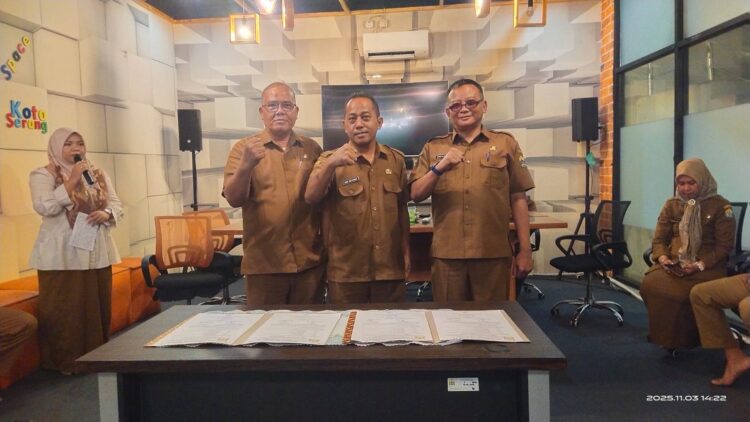 Sertijab Sekdis Kominfo Kota Serang, H. Sudirman Serahkan Jabatan kepada Herry Suswanto