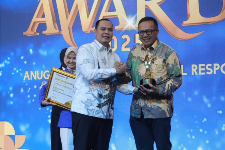 Wali Kota Serang Budi Rustandi Raih Penghargaan Kepala Daerah Inovatif pada Radar Banten CSR Award 2025