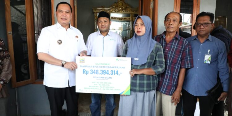 Tangis Haru di Lebak Gempol: Wali Kota Serang Serahkan Santunan BPJS, Titip Pesan Menyentuh untuk Anak-anak yang Ditinggalkan