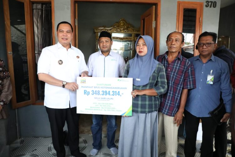 Tangis Haru di Lebak Gempol: Wali Kota Serang Serahkan Santunan BPJS, Titip Pesan Menyentuh untuk Anak-anak yang Ditinggalkan